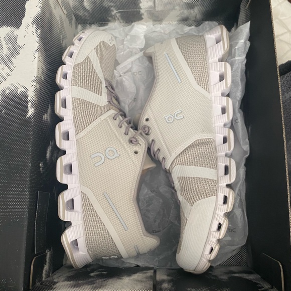 NEW On running cloud shoes - Picture 2 of 4